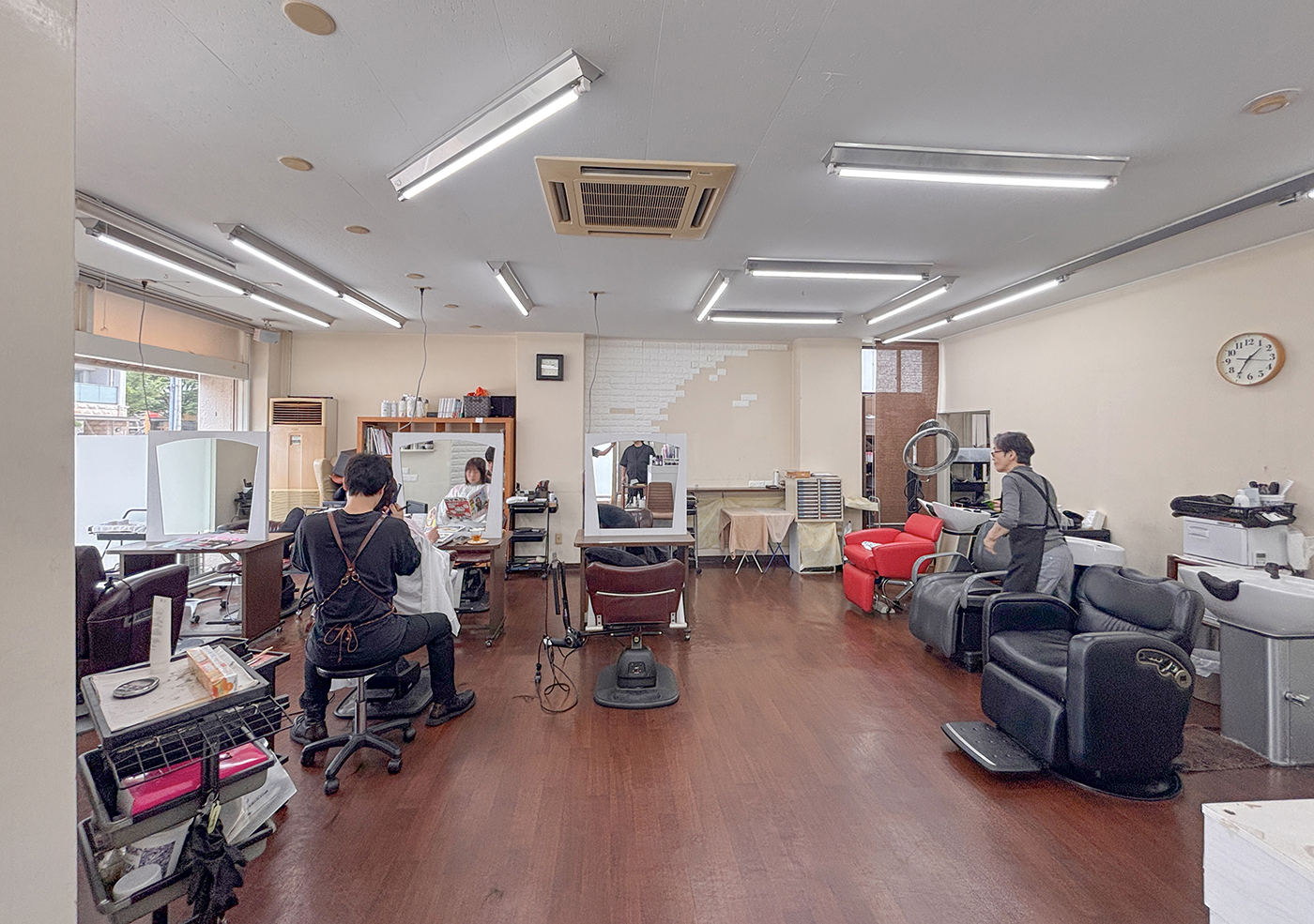 下関の美容室ビューティークララ細江店の内観写真です。