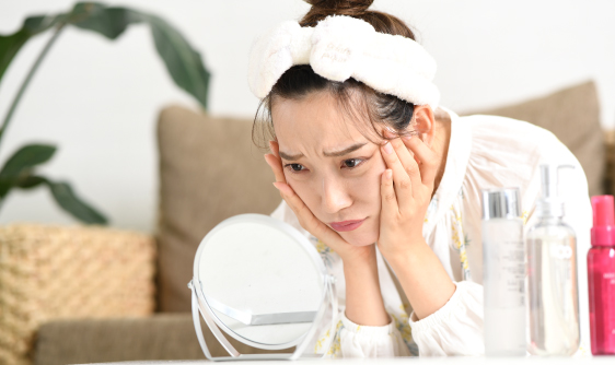 肌トラブルで悩む女性の画像です
