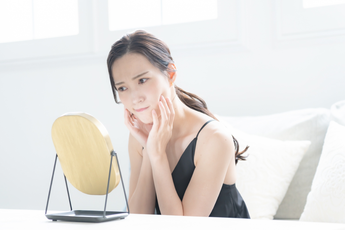 日焼けが戻らない女性の写真です。
