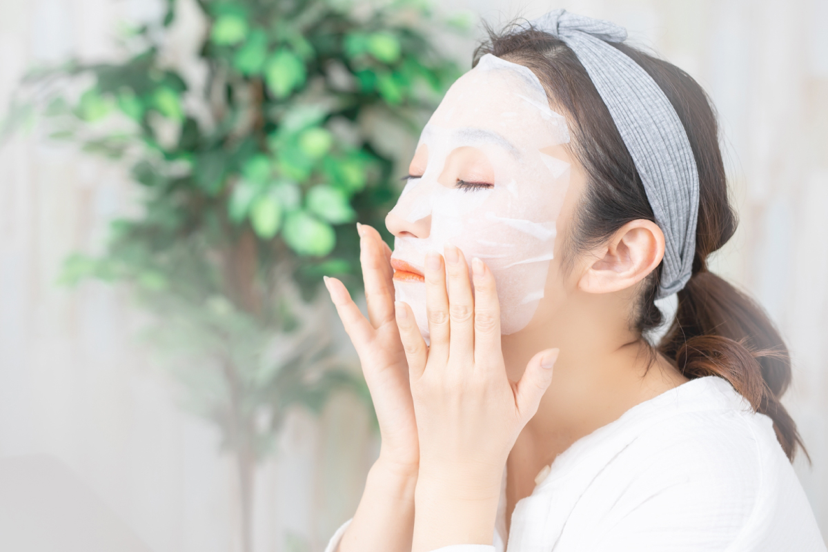 高級なマスクで日焼けした肌を鎮静化する女性の写真です。