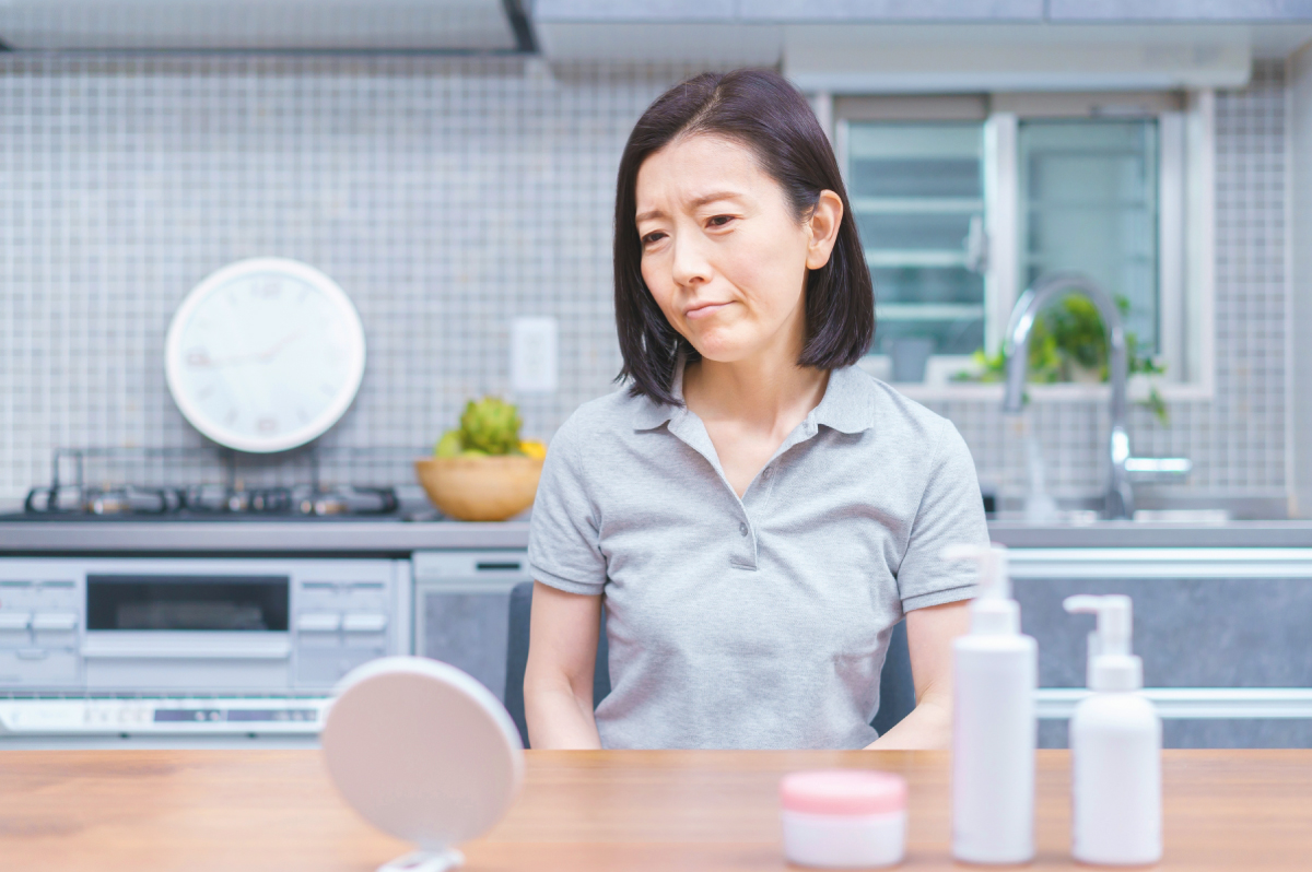 美容液の効果が感じられない女性の写真です。