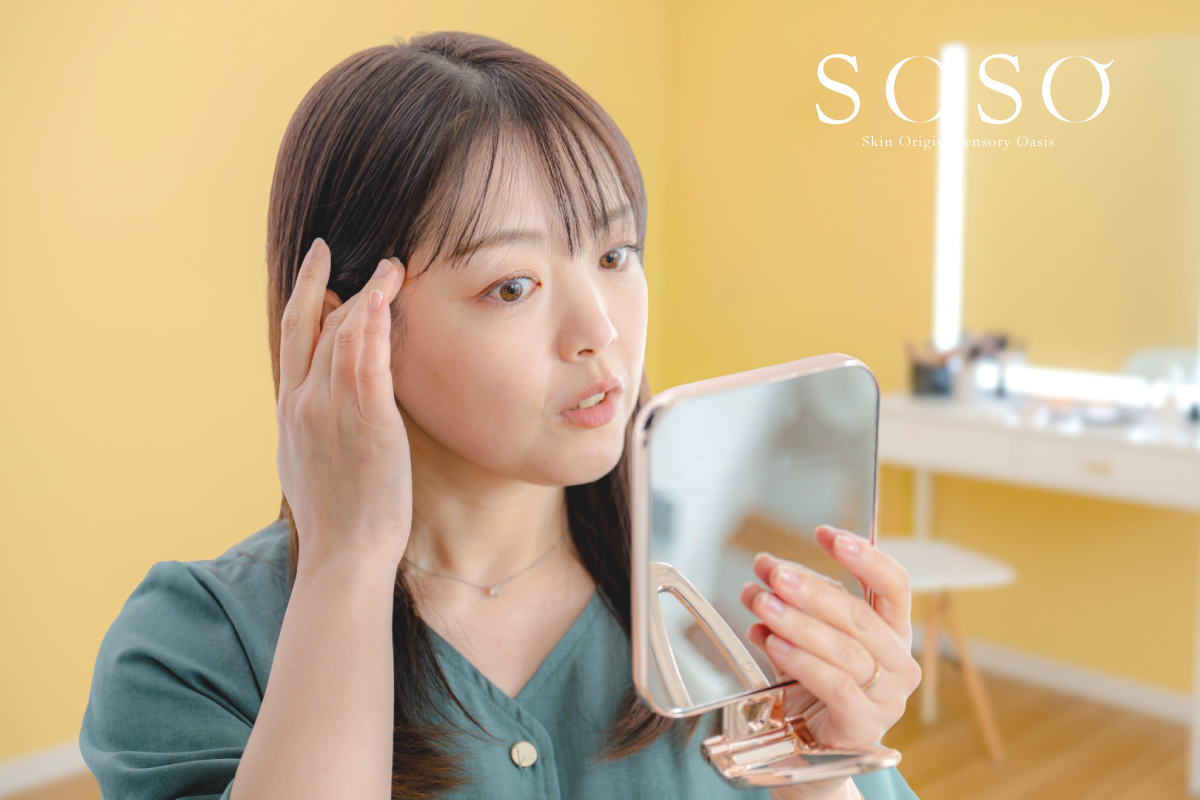 アンチエイジングをしたいのに、ファンデーションが厚塗りになる女性の画像です。